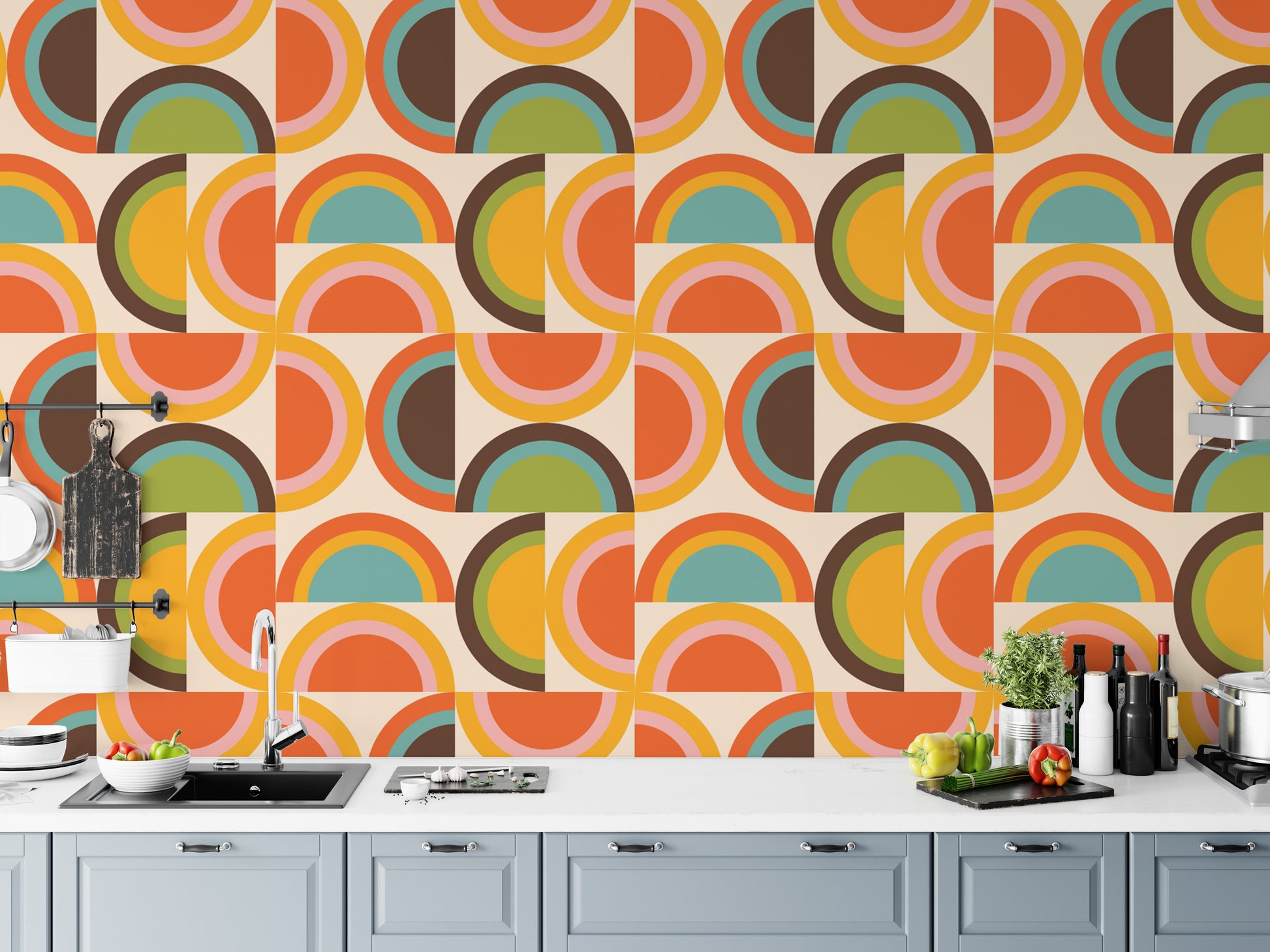 Playful circles and arcs wallpaper for décor
